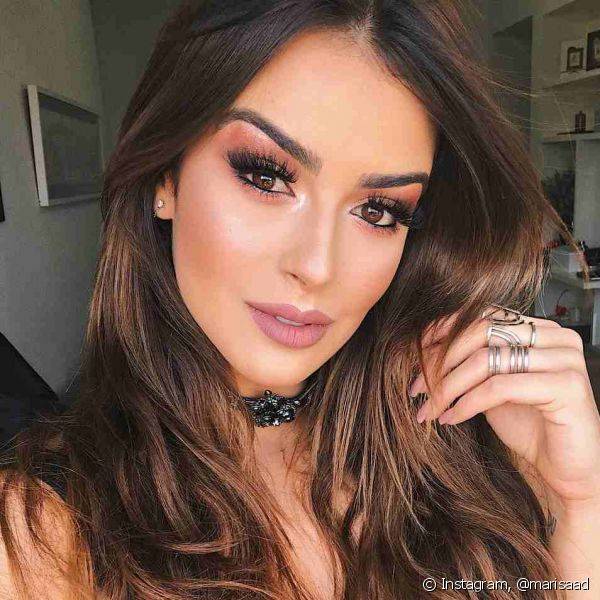 O blush bem esfumado e intenso ? a marca registrada de Mari Saad nas maquiagens (Foto: Instagram @marisaad)